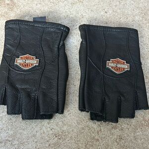 NWOT brand new Harley Davidson, fingerless riding gloves size extra small.